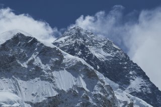 L'alpiniste polonais Andrzej Bargiel a réussi la descente de l'Everest à ski, une première mondiale réalisée sans recours à l'oxygène supplémentaire. KEYSTONE/AP/PASANG RINZEE SHERPA
